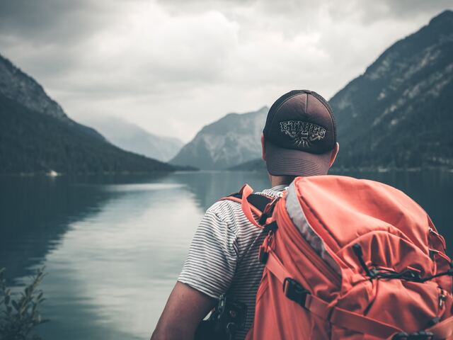 traveler with a backpack at the lake
